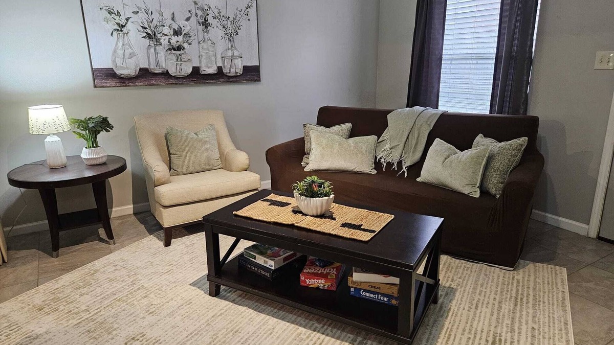 Cordova House | Warm & Cozy 4- Bedroom Home in the heart of Cordova, Close to Everything.