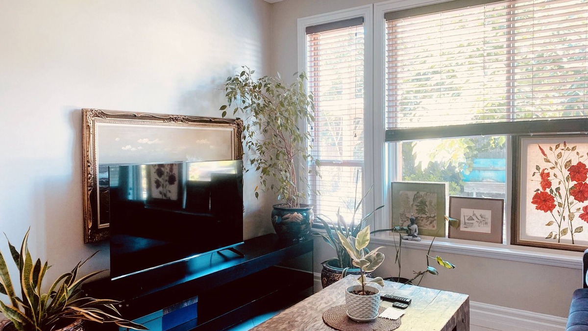 Richmond House | Warm & Cozy Garden suite - YVR with Free parking