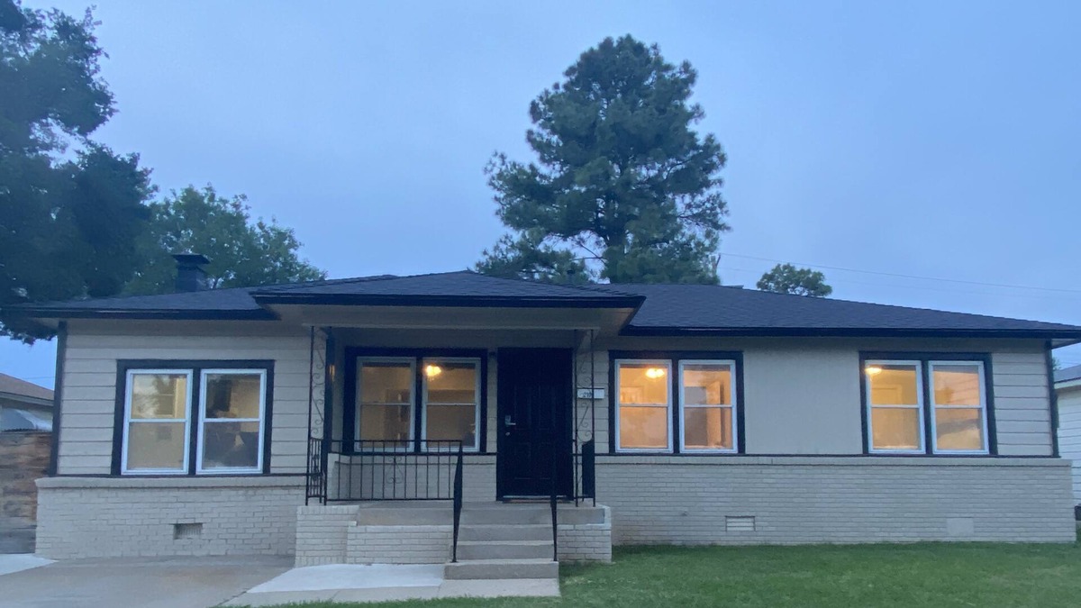 Duncan House | Warm Cozy Home on Spruce