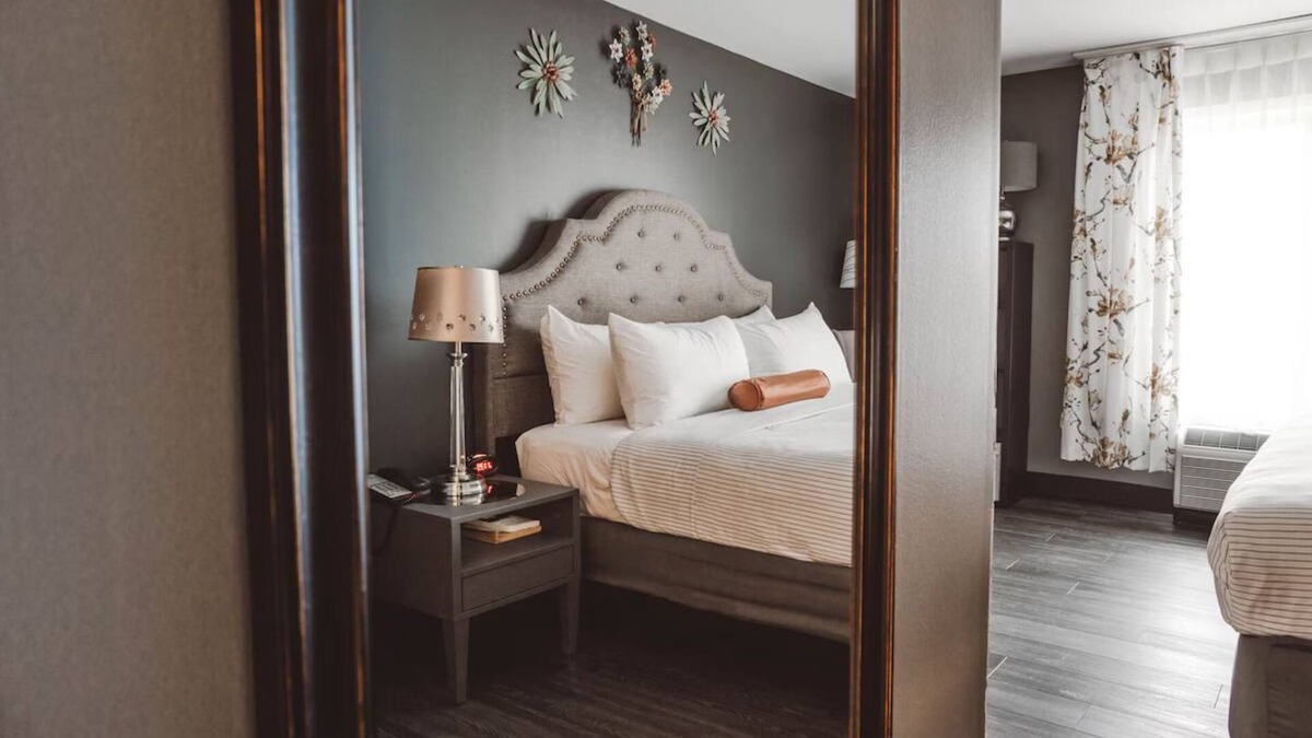 Zion Hotel | Warm Firepit Nights & Mornings w/Breakfast, Books & Garden Views