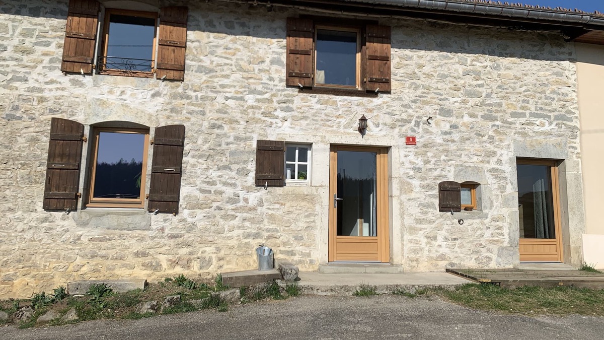 Prenovel House | Warm house with fireplace, 6 travelers.