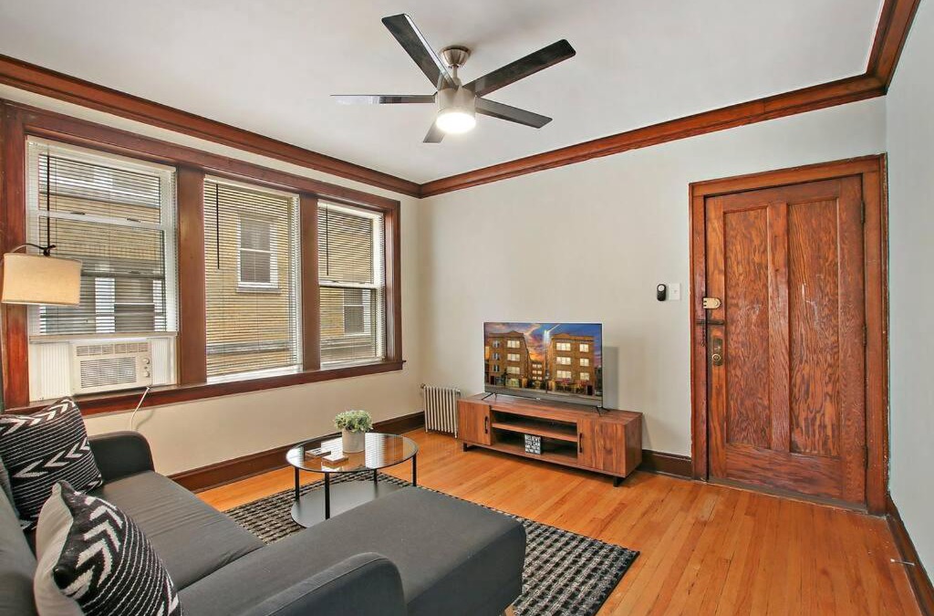 East Albany Park Apartment | Warm & Inviting 2BR Apartment - Fullerton 1B