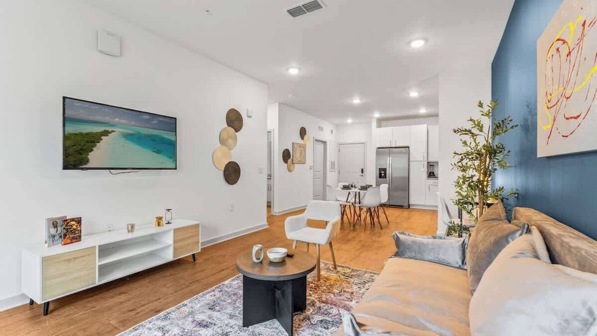 Bay Lake Apartment | Warm King Apt w/Pool & Gym Pet Friendly Near Parks