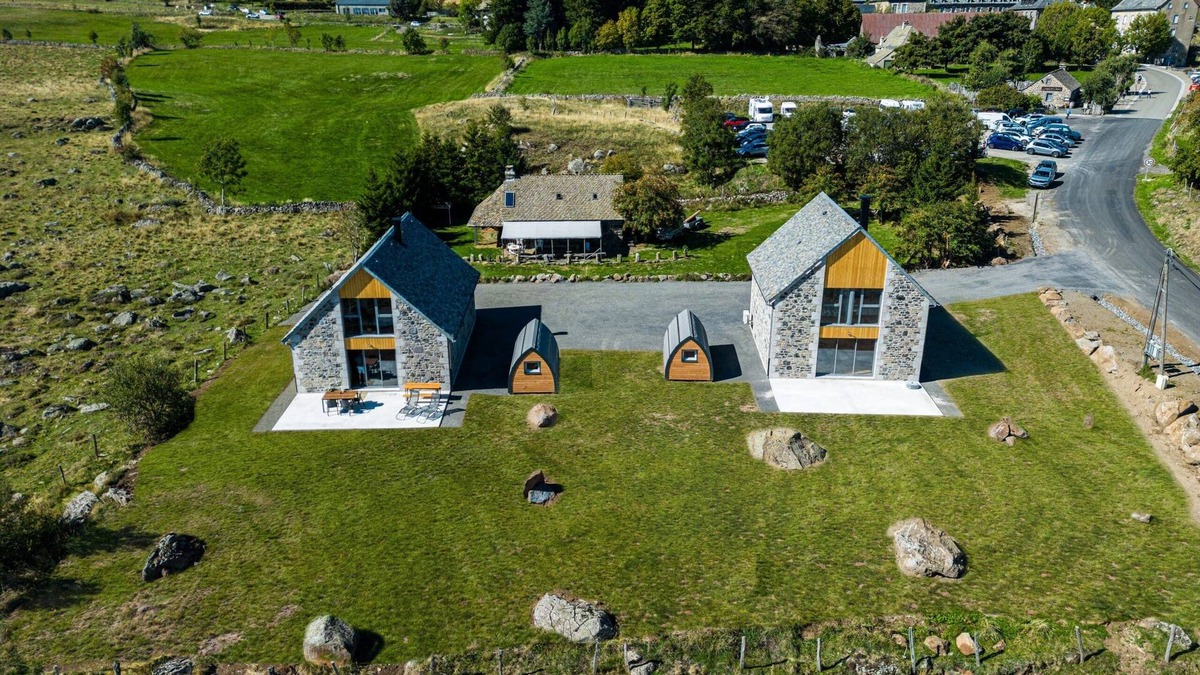 Saint-Chely-d'Aubrac Cottage | Warm, modern Buron with views of the Aubrac mountains