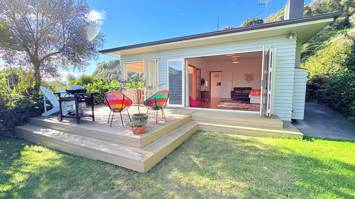 Ahuriri House | Warm & Sunny Bungalow Overlooking Vibrant Ahuriri Village. Perfect for families.