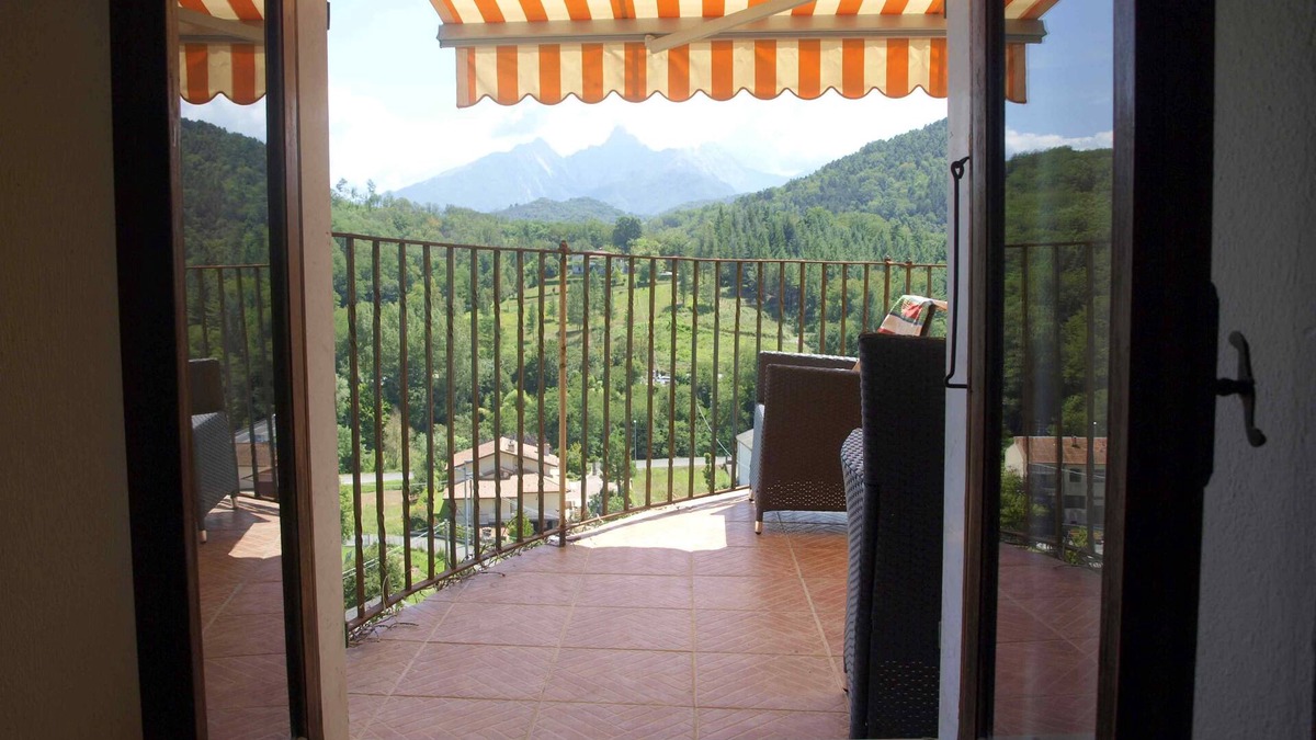 Maglietola Apartment | Warm Tuscan castle apartment
