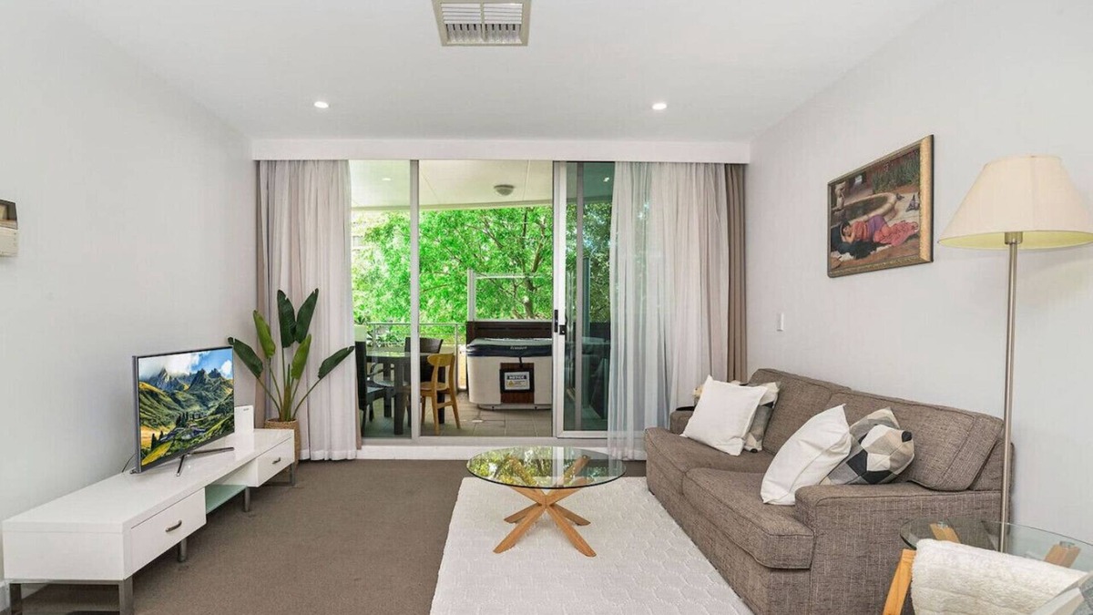 Glenelg Apartment | Warm Waves - Beach Pool Home