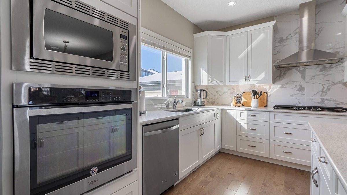 Evanston House | Warm & Welcoming. Fenced Yard, Patios & Cable