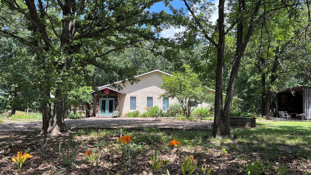 Gober House | Warm & Welcoming Texas Stay/Straw Bale Charm/Private Lake/Sleeps 6 adults