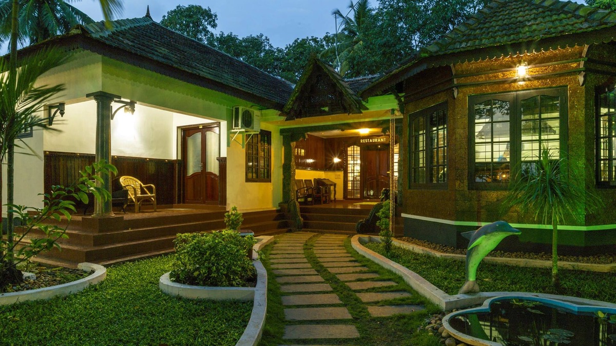 Nedumudy Hotel | Warmth Lake Haven