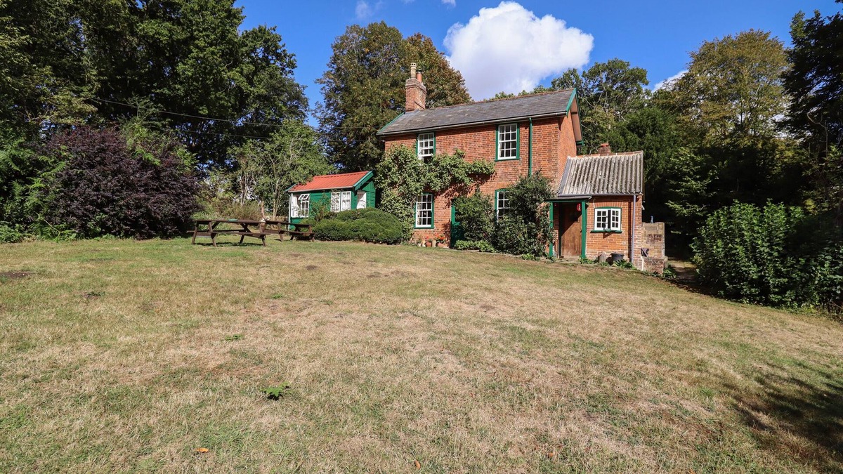 Bures House | WARREN COTTAGE, pet friendly, character holiday cottage in Assington