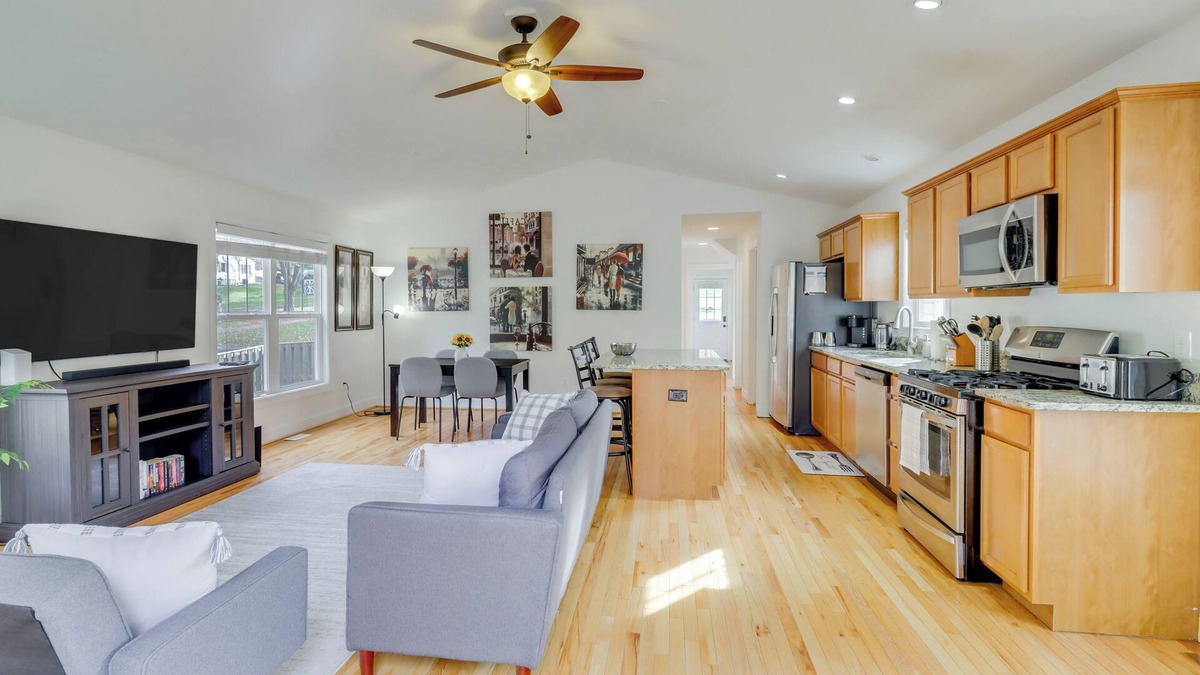 Warrenton House | Warrenton Gem: Walk to Downtown!