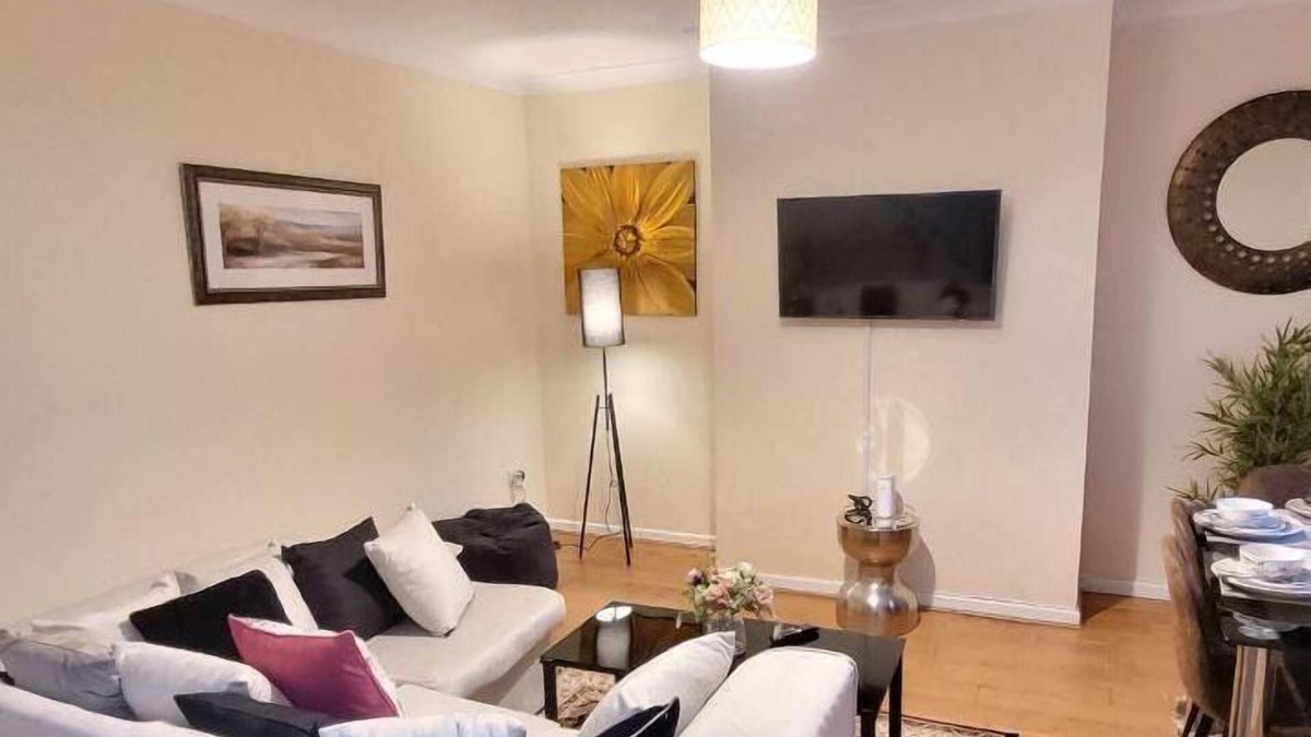 Warrington House | Warrington - House - Sleeps 10 - Parking - Garden