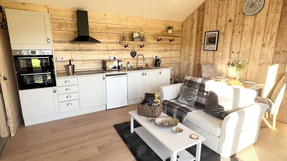 Derbyshire Cabin | Warwick Lodge - Luxury 1 Bed Cabin with Private Hot Tub