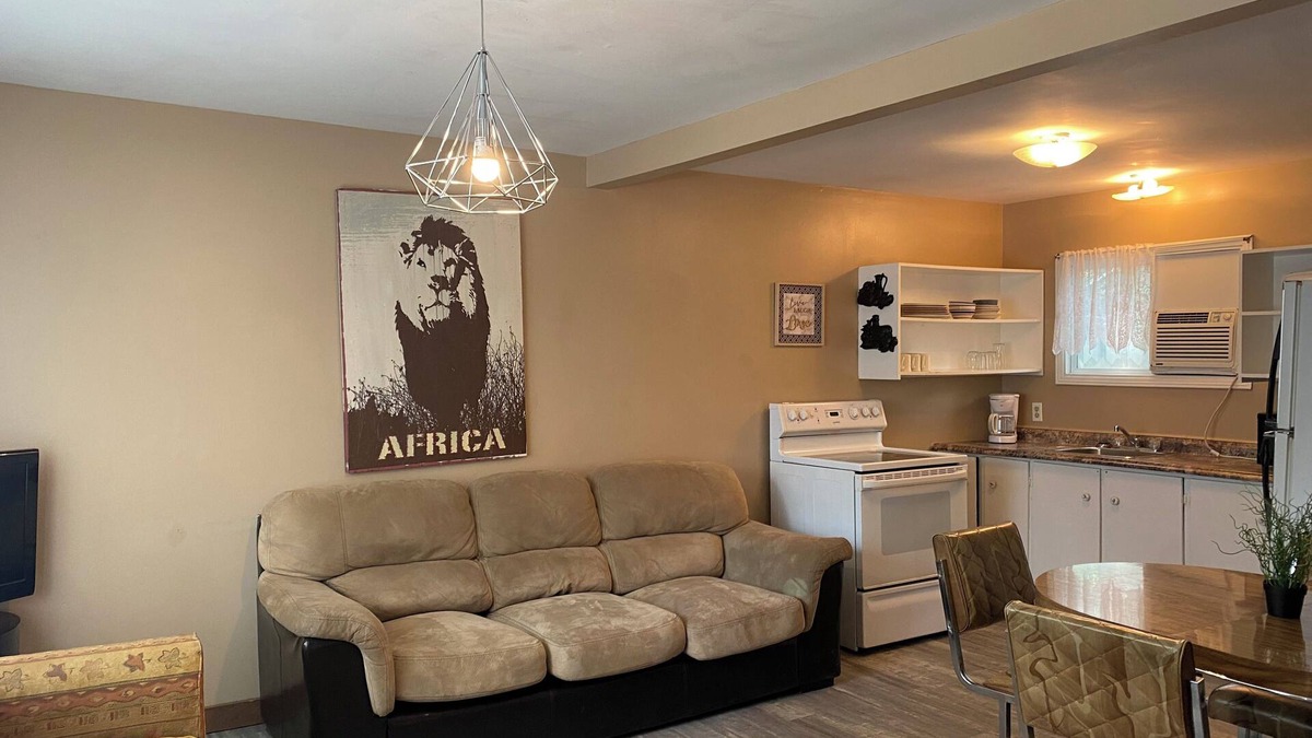 Wasaga Beach Cabin | Wasaga Beach Walk to main beach Free Parking Free Wi-Fi