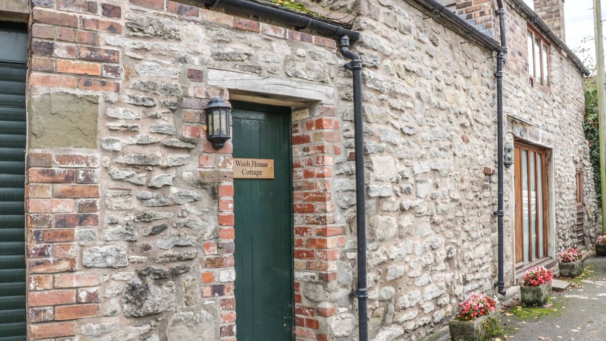 Much Wenlock Cottage | WASH HOUSE COTTAGE, pet friendly, with a garden in Much Wenlock