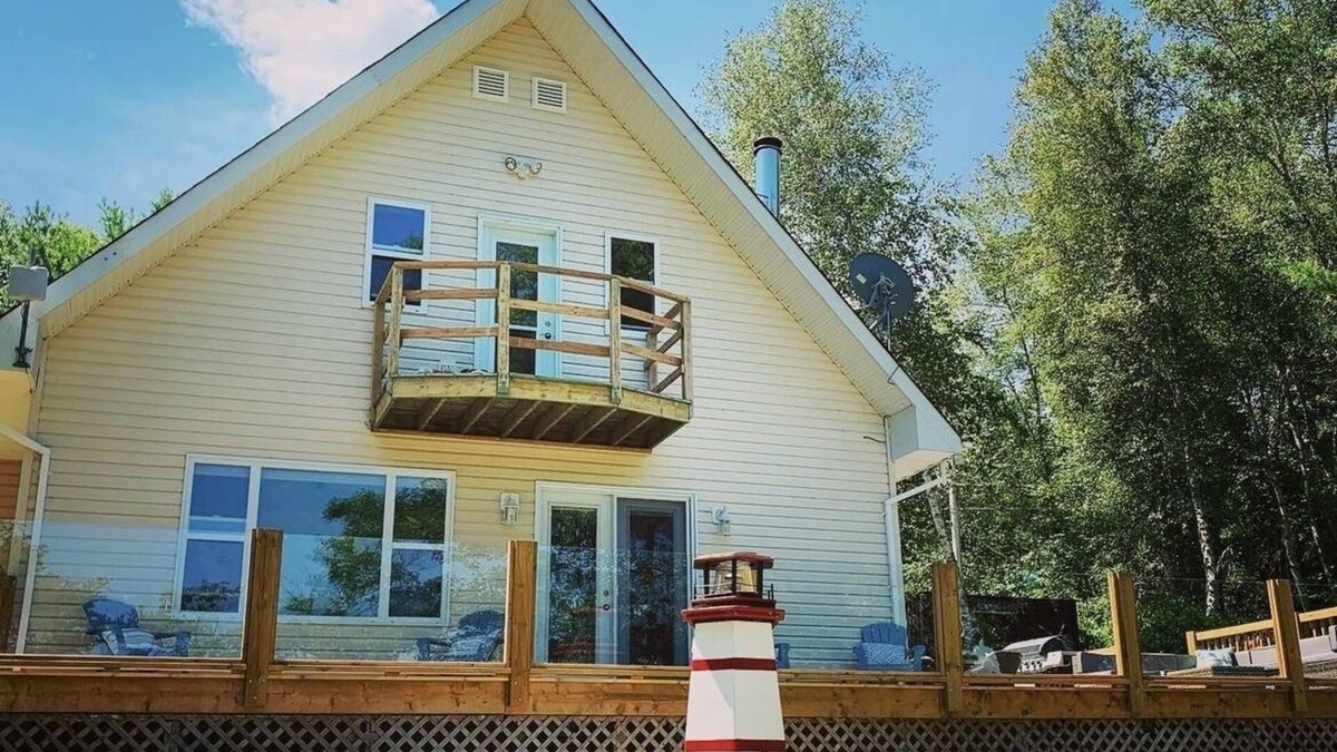 Shannon Cottage | Washademoak Lake House- hot tub, private beach & family-friendly vacation home