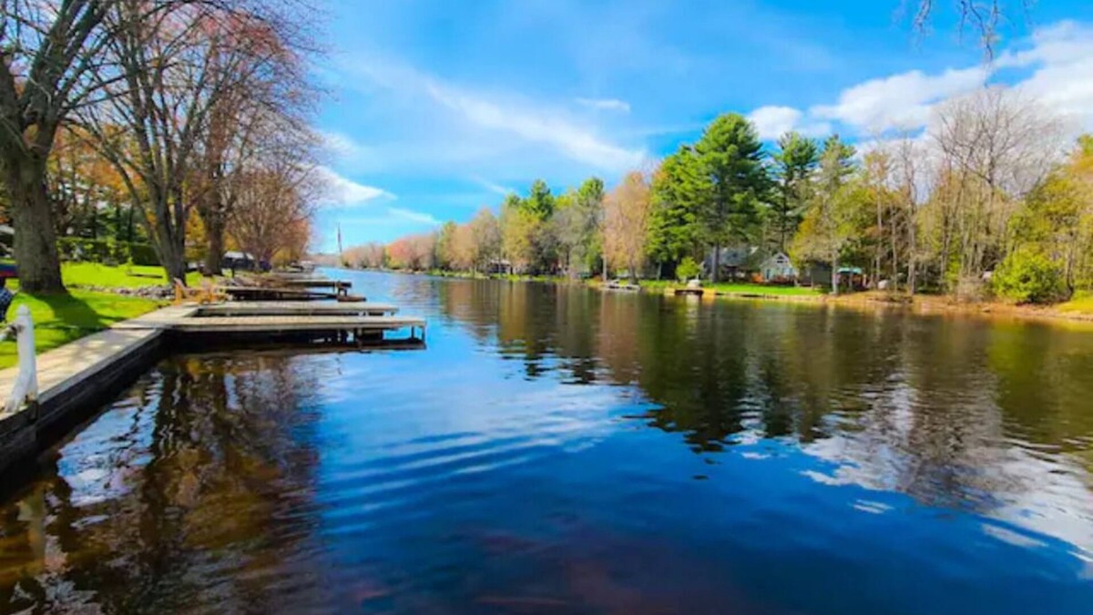 Severn Bridge Cottage | Washago Waterfront : Hot Tub, Sauna, ATV/Snowmobile Access, Fishing Paradise