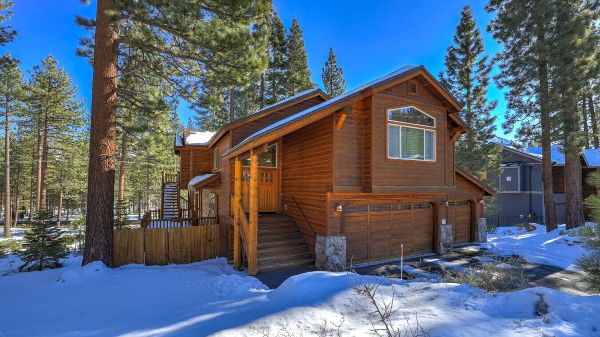 Country Club Estates House | Washoe Wanderlust -Game Rm w Pool Table & Foosball