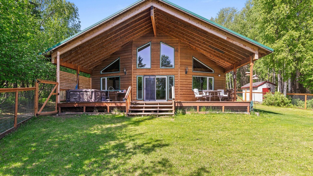 Houston Cabin | Wasilla 'Spruce Moose' Cabin: Lakefront + Hot Tub!