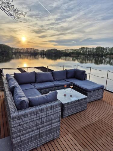 am See Boat Rental | Wasserbungalow Merlin