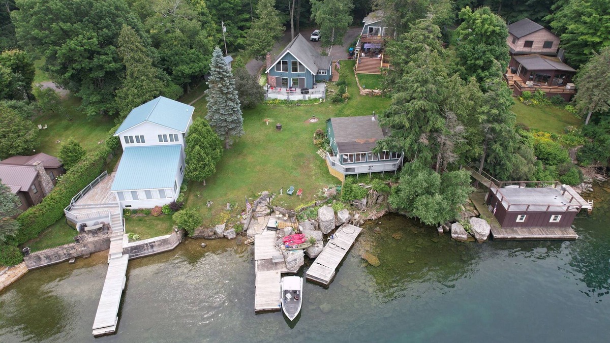 Brier Hill Cottage | Watch Ships & Sip Wine-Riverfront Deck Retreat