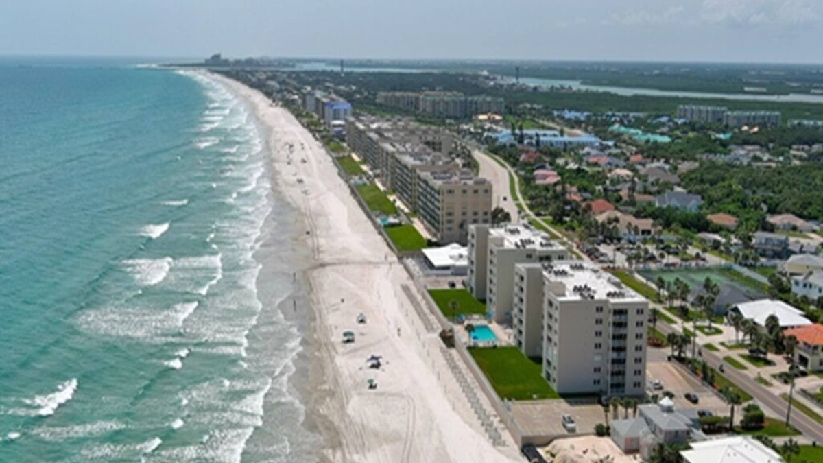 East Wind North Condo | Watch the Dolphins play in the Atlantic while the gentle waves roll in.