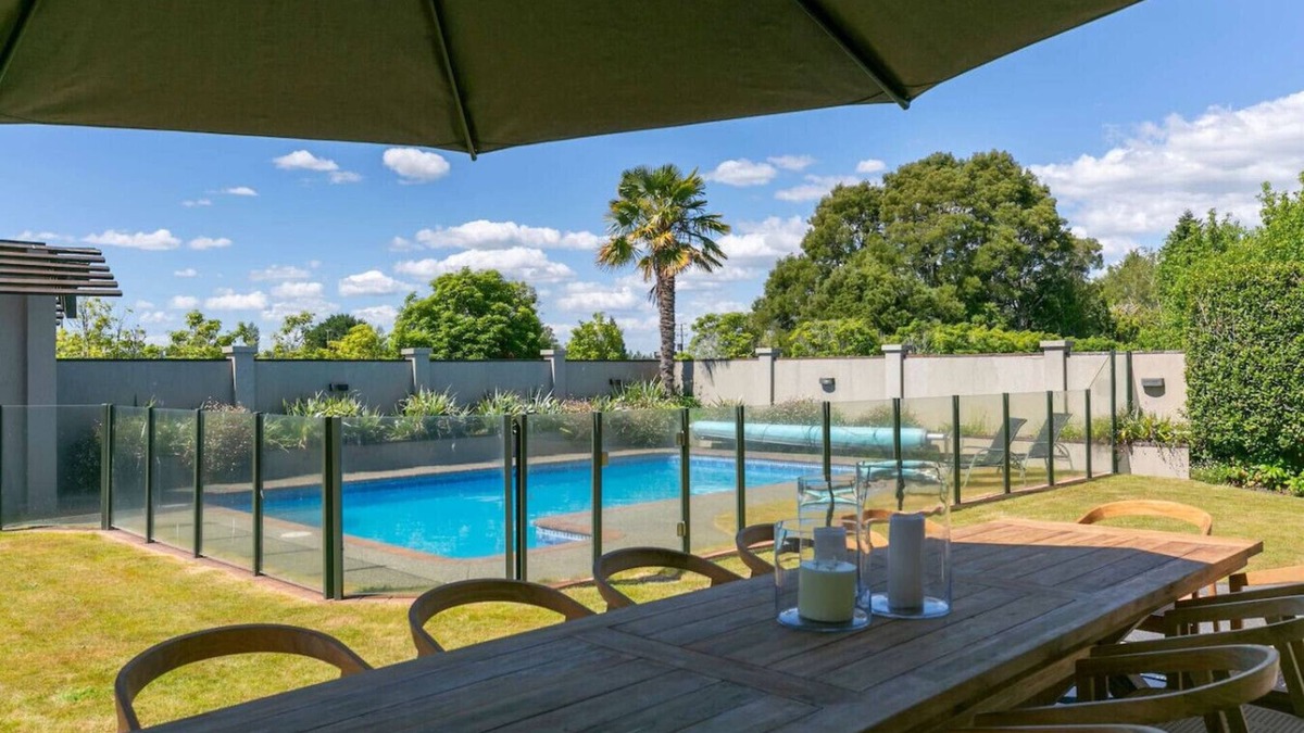 Nukuhau House | Watene Lodge - Spacious 5 Star Home with Pool