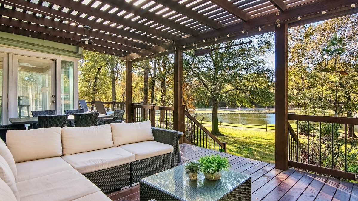 Holly Lake Ranch House | WATER AND GOLF COURSE VIEWS! HOT TUB! GAME ROOM! OUTDOOR DINING!