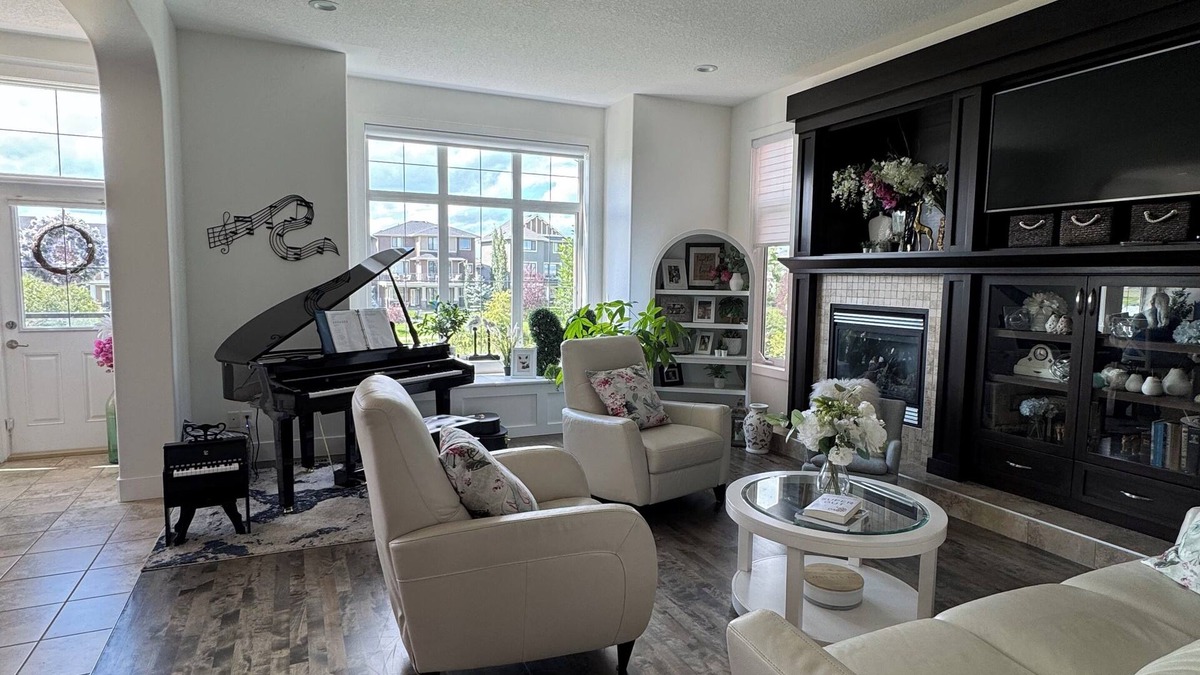 Airdrie House | Water Front 2-Story Luxury furnished home in Airdrie! 15min from CalgaryAirport.