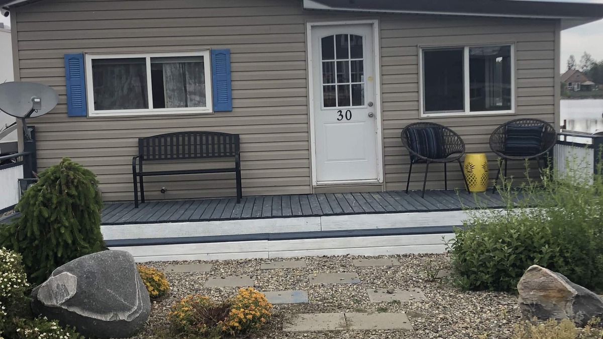 Division No. 3 Cottage | Water Front Cottage near Waterton (30 min)