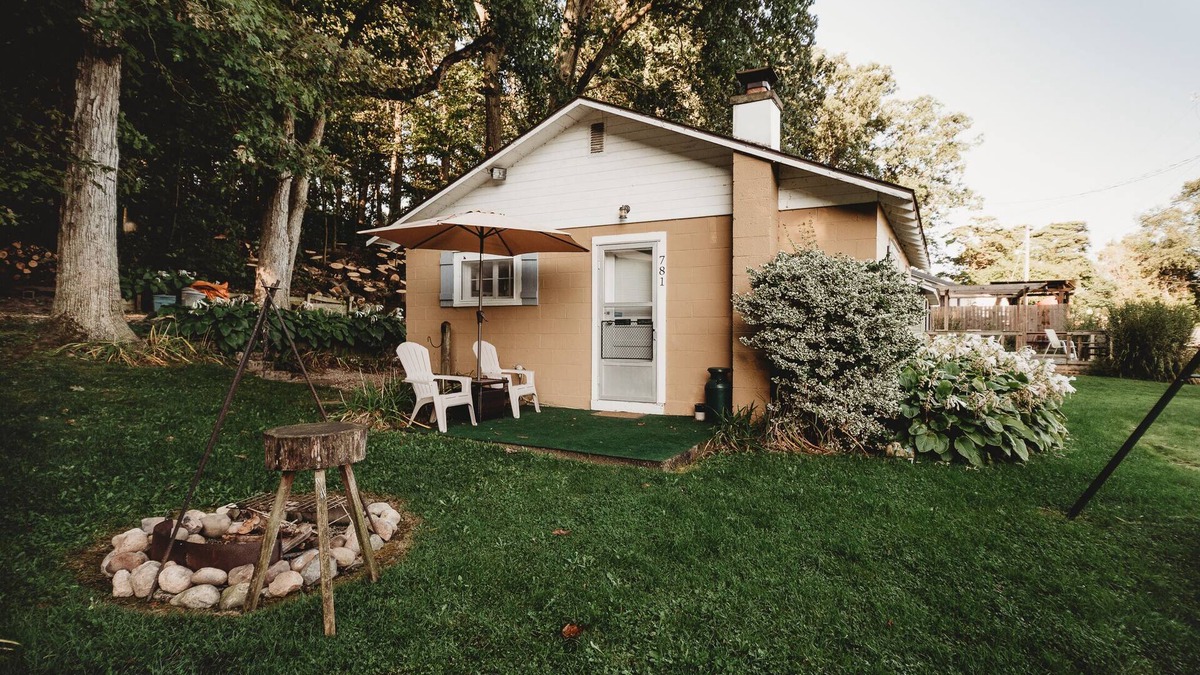 Brimfield Cottage | Water front cottage on beautiful Upper Long Lake