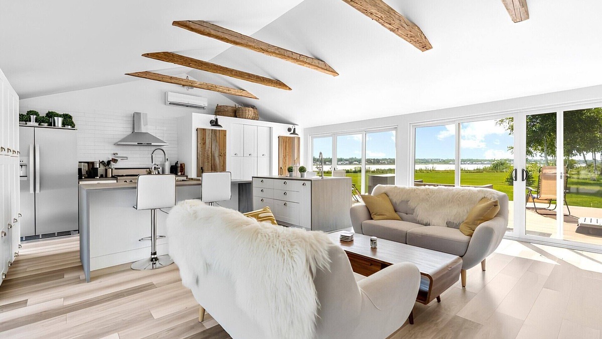 The Bluff Cottage | Water front cottage 'The Dream' w/hot tub