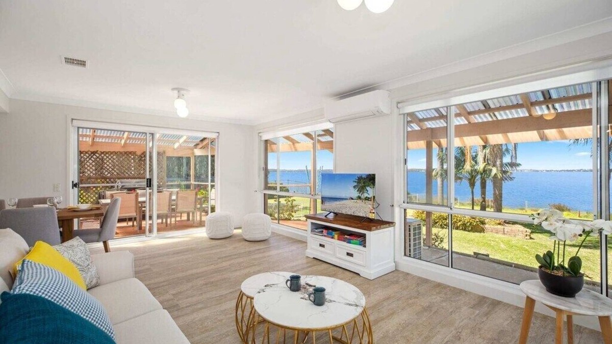 Gorokan House | Water Front Holiday House