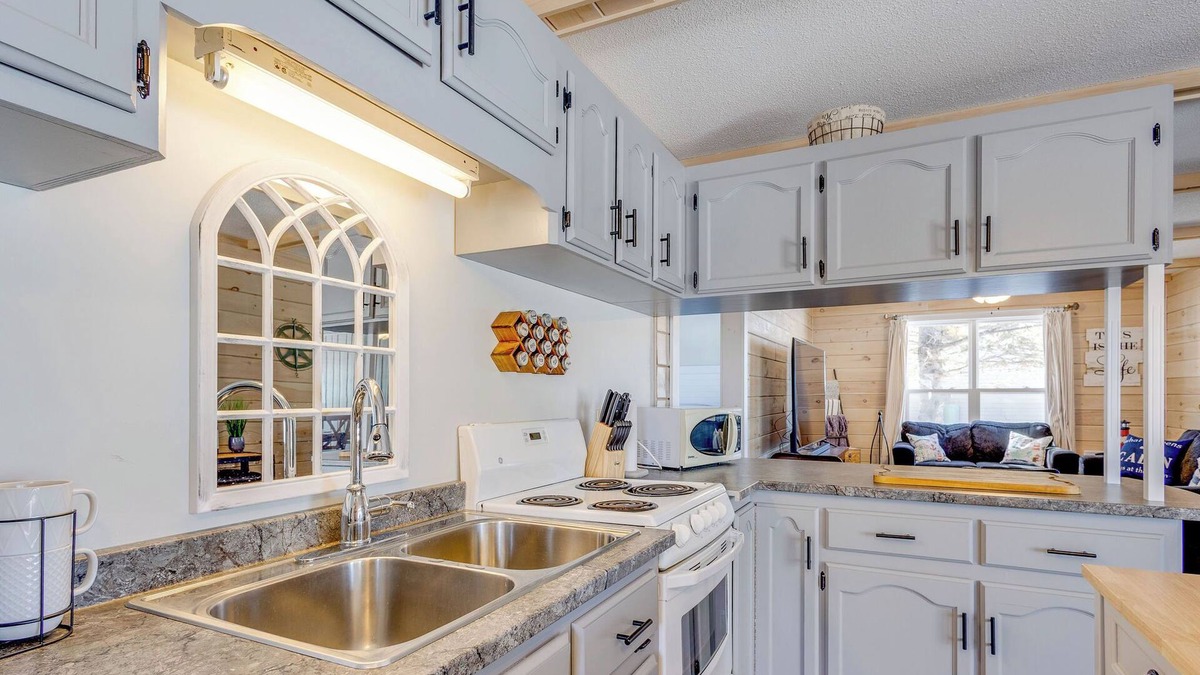 Prince County Cottage | Water Front, Indoor Hot Tub, Outdoor Sauna, Perfect Holiday Escape.