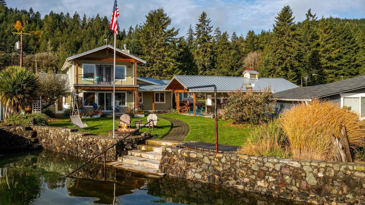 Lilliwaup House | Water Front Retreat on Hood Canal with Hot Tub