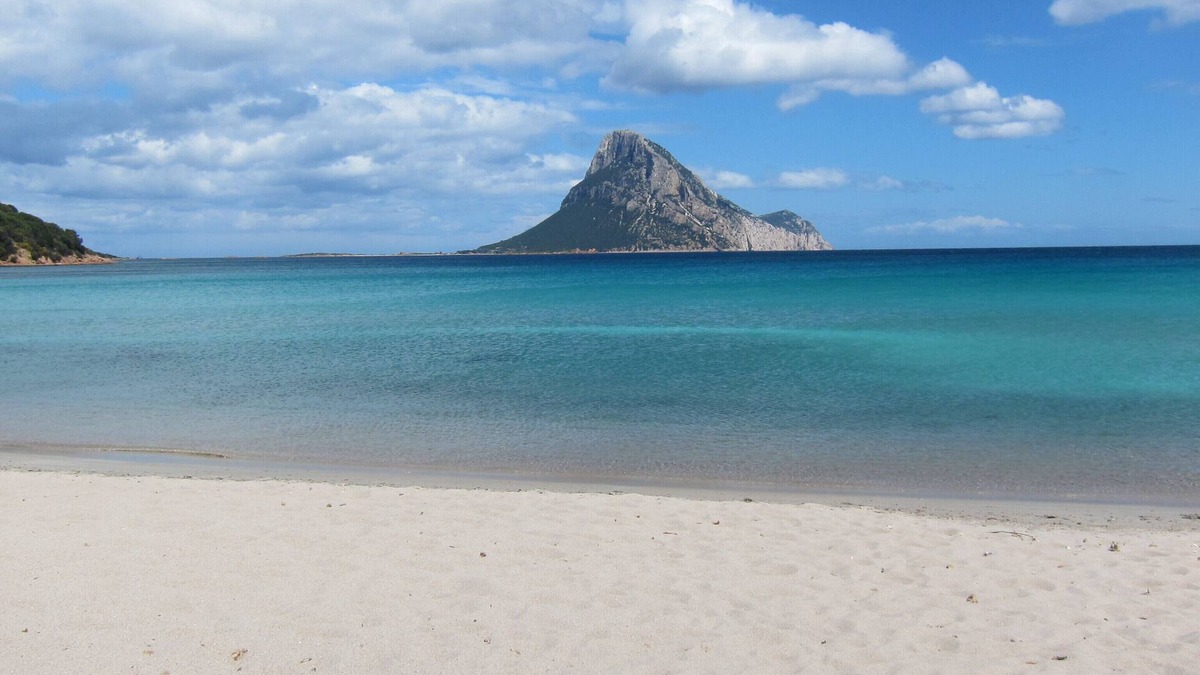 Tiriddo Villa | Water Front Villa and Private Guest Cottage, beach 50 meters away!nWI-FI