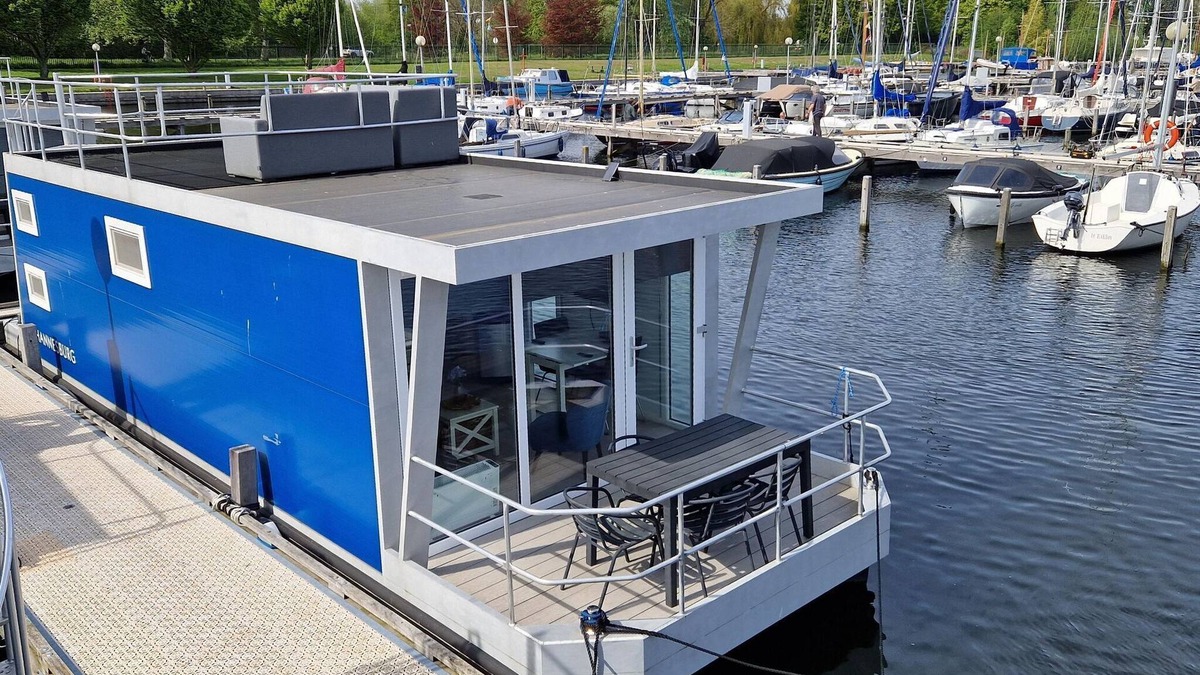 Naarderbos Boat Rental | Water Lodge in Naarden with Marina Views