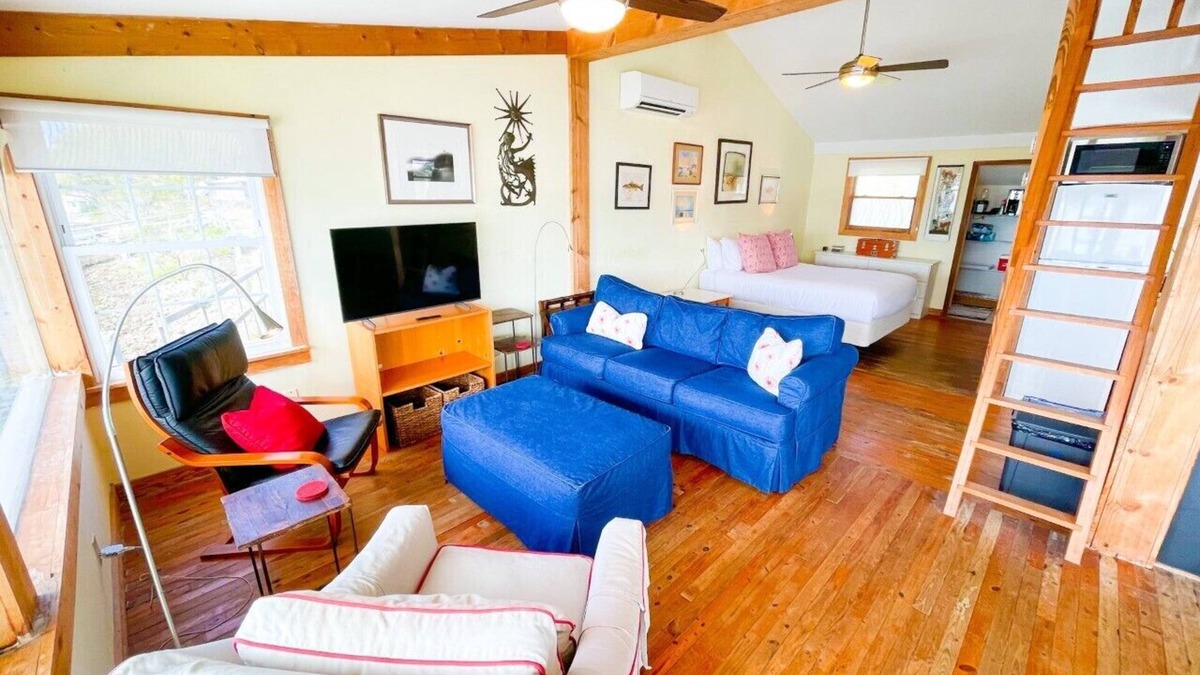 Peletier House | Water Lover's Retreat, quiet getaway for 2