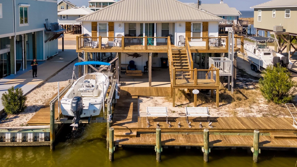 Silver Cay House | Water's Edge – Fun beach house on the canal, great for fisherman and beachgoers!