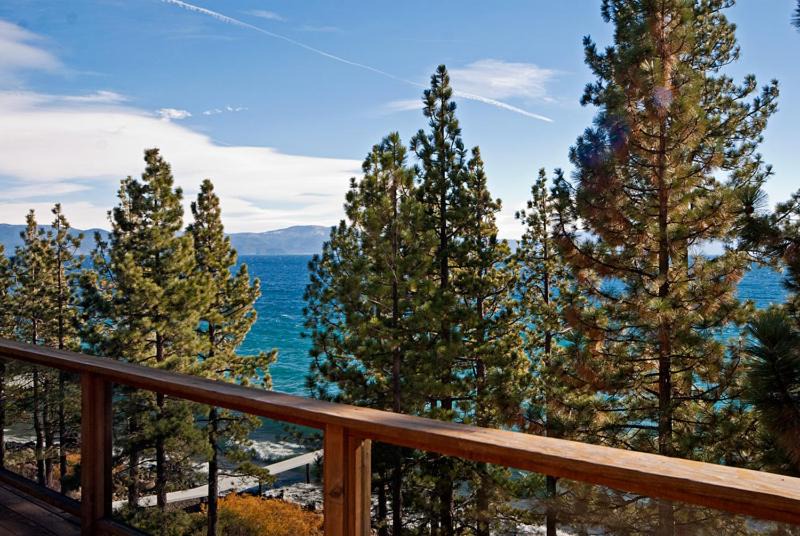 Lake Forest House | Water's Edge Lakefront- Buoy, Private Pier