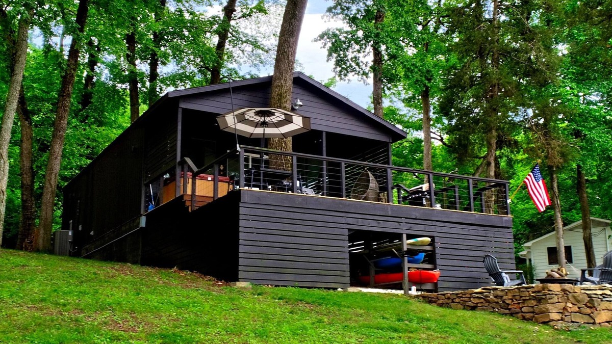 Fayetteville House | Water's Edge Midnight Eddy: Lakefront~Hot Tub~Fire pit~Kayaks~more