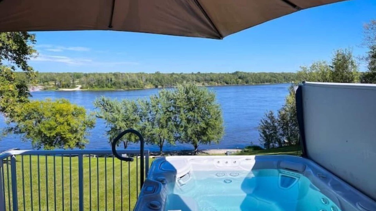 Lac du Bonnet Cottage | Water's Edge Sunrise Escape /Waterfront/ Hot Tub