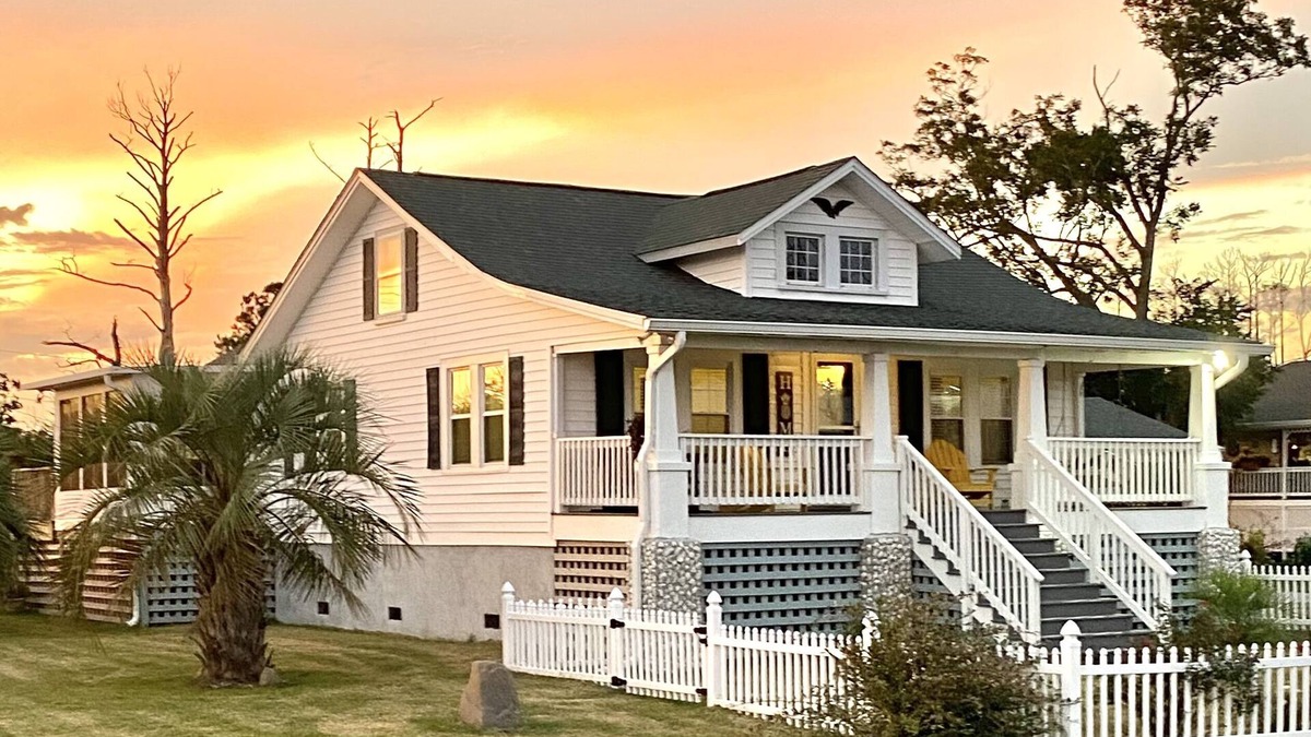 Carteret County House | Water View&Access~ Game Room~Sunrise~Beach~Kayak Fishing~Close to Ferry~Sleeps 6