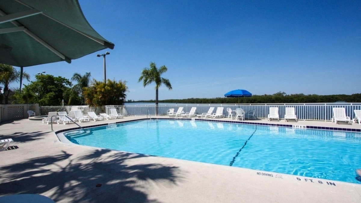 Ruskin House | Water View and Sunset Beach Townhome