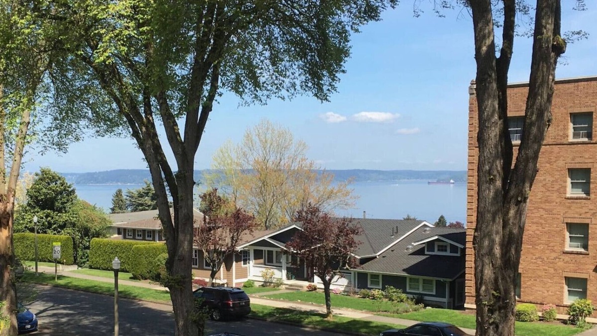 North End Condo | Water View Best Area Jacuzzi Bath WD New Carpet