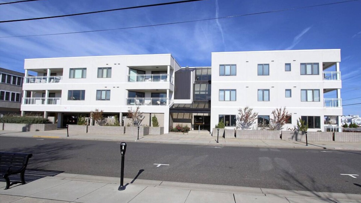 Stone Harbor Condo | WATER VIEW! Centrally located in Stone Harbor across the street from the beach and 1 block to downtown shopping,