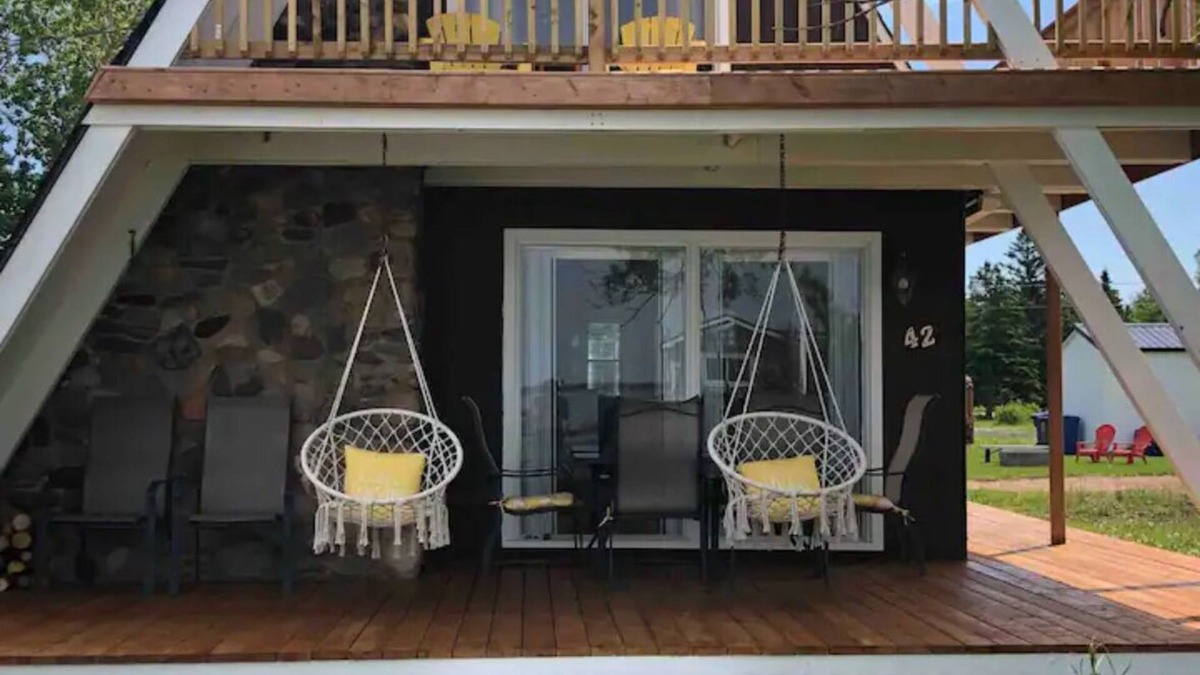 Petite-Riviere-de-l'Ile Cottage | Water view cottage with hot tub, beach access and fire pit