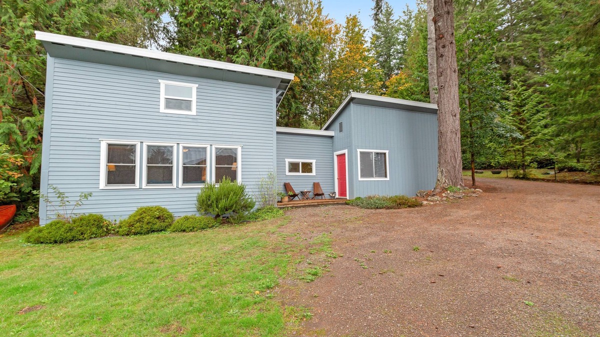 Seabeck Cottage | Water-view cottage on Hood Canal - wood stove, beach access, kayaks - 1 Dog OK
