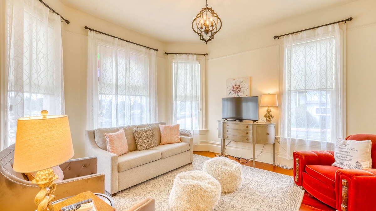 Old Town Eureka Apartment | Water-view downstairs apartment only a block from the bay with washer/dryer